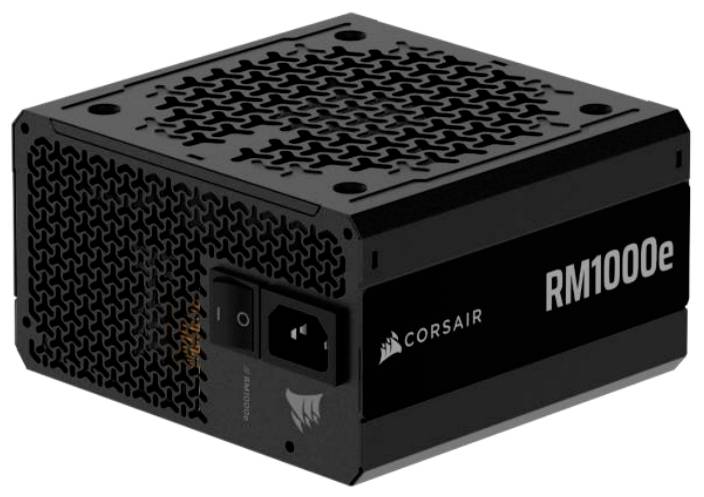 Zdroj počítačové napájení Corsair RM1000e s modulárním designem, černým děrovaným pouzdrem a bočním štítkem zobrazujícím 'RM1000e'.