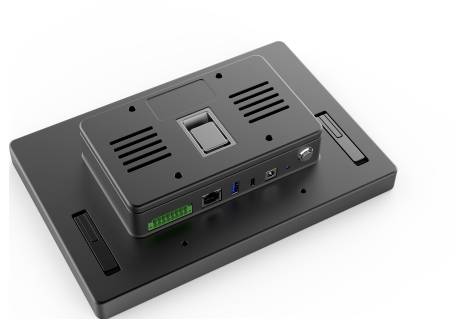 Černé elektronické zařízení zobrazené zezdola, ukazující montážní základnu, ventilační otvory, přepínač a boční porty/konektory.