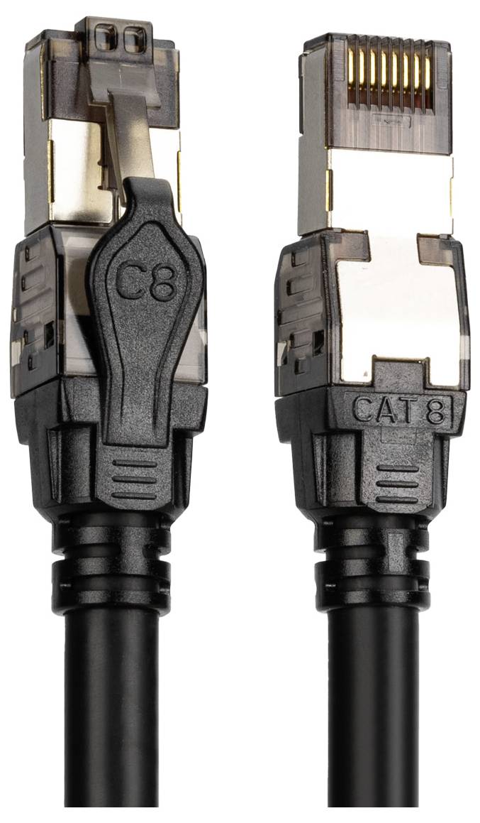 Detailní snímek dvou konektorů ethernetového kabelu: krytého konektoru označeného 'C8' a otevřeného konektoru ve stylu RJ45 označeného 'CAT 8', zobrazené vedle sebe.