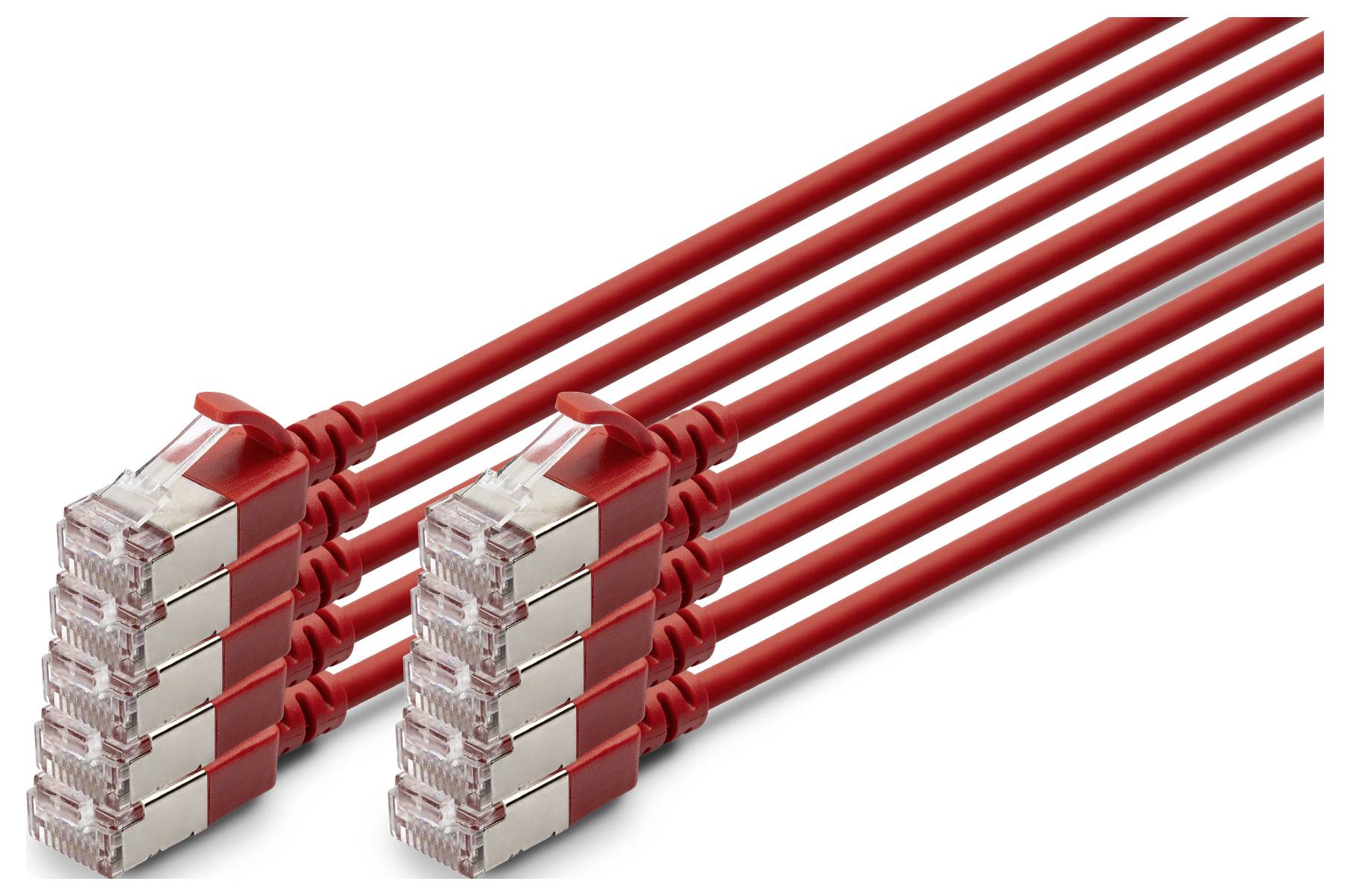 Dva svázané červené ethernetové síťové kabely s konektory RJ45 na bílém pozadí.