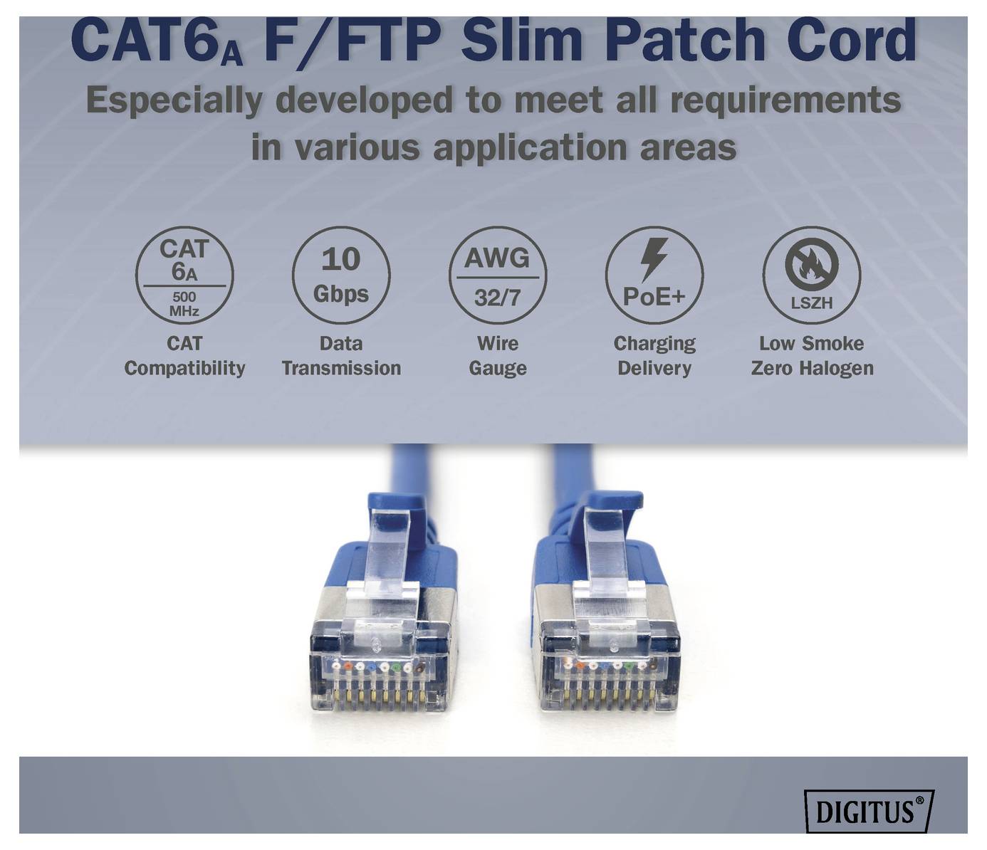 Ztenčená propojovací šňůra CAT6A F/FTP zobrazující dva modré konektory Ethernet a ikony pro 10 Gbps, AWG 32/7, PoE+ a nízký kouř bez halogenu.