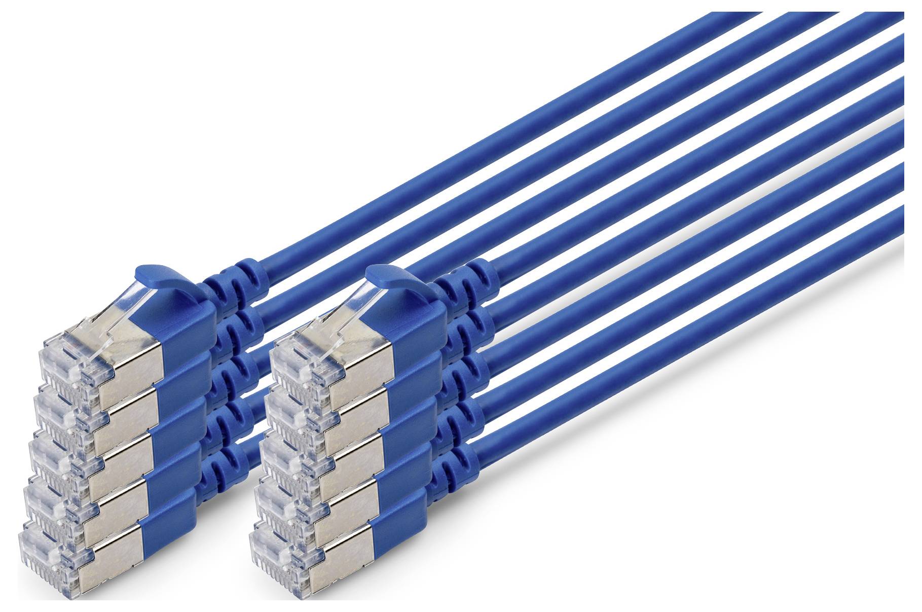 Několik modrých síťových kabelů Ethernet s konektory RJ45 uspořádaných ve dvou svazovaných řadách na bílém pozadí.