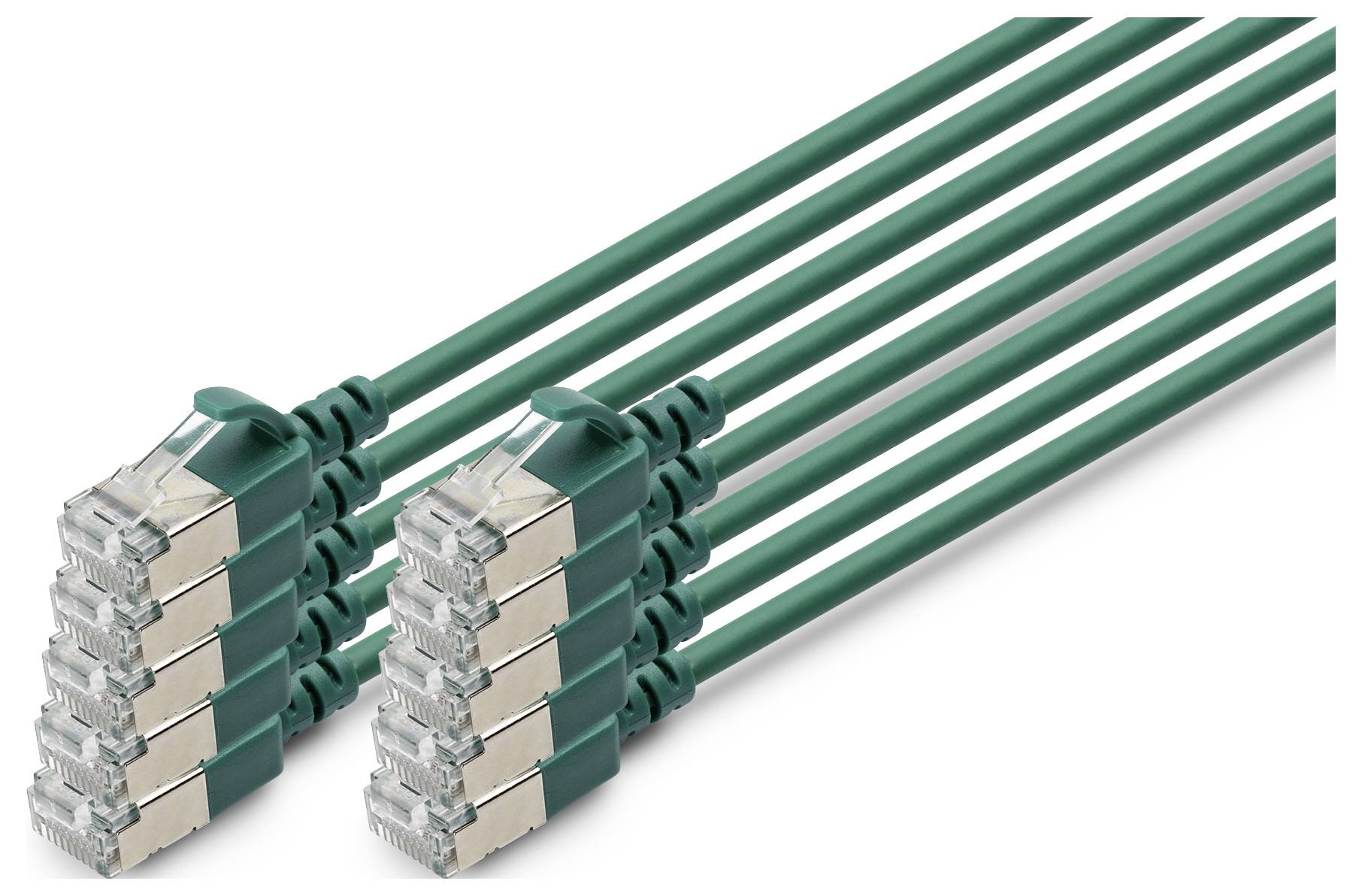 Dva svázané zelené síťové kabely Ethernet s konektory RJ45 zobrazené diagonálně na bílém pozadí.