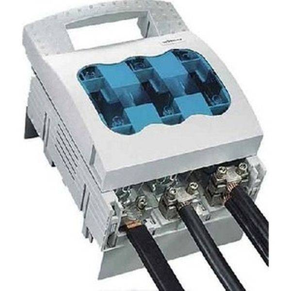 Průmyslový elektrický svorkovnice se průhledným modrým krytem a třemi připojenými černými silnoproudými kabely.