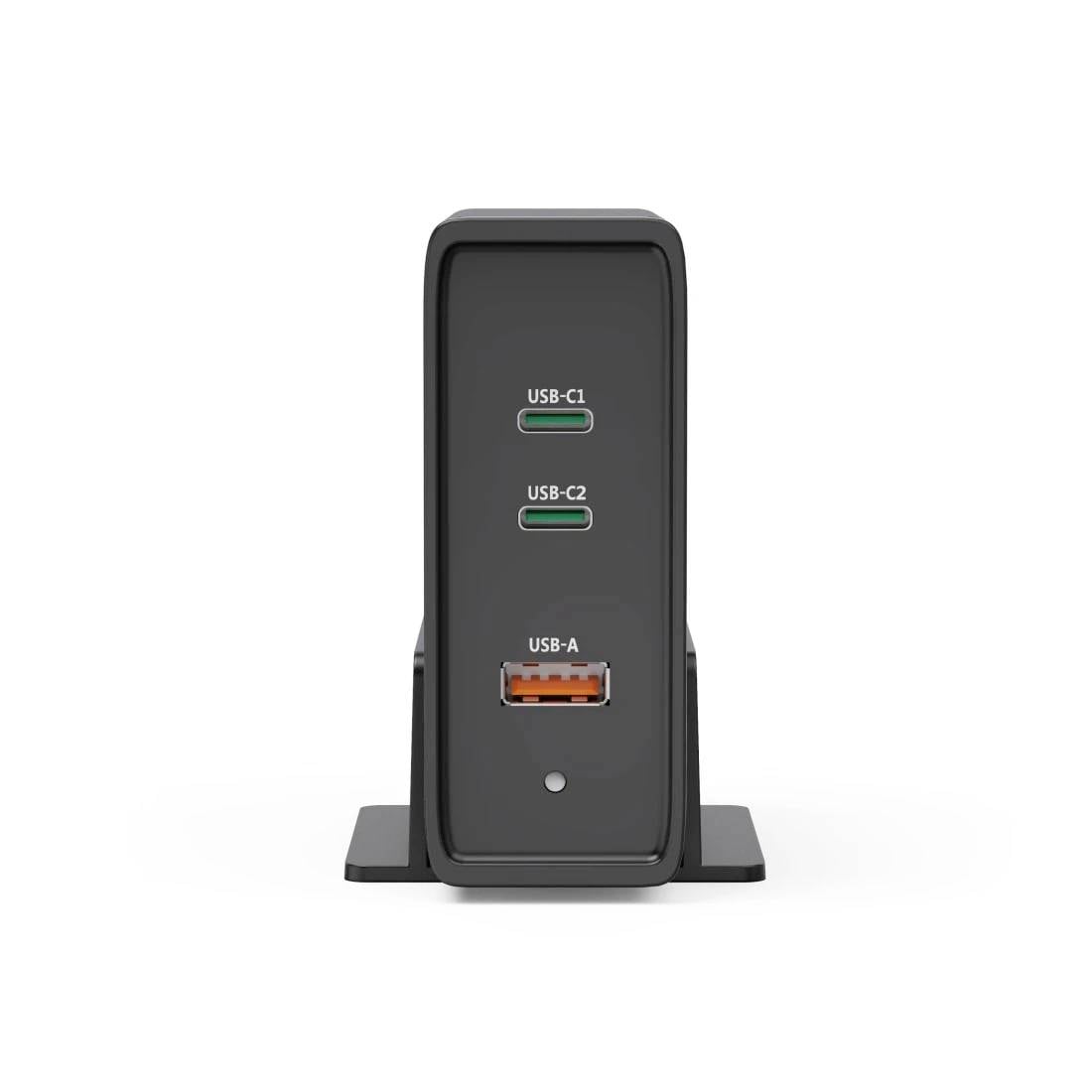 Černý USB hub zobrazený zepředu s porty označenými USB-C1, USB-C2 a USB-A, plus malá indikátor stavu níže.