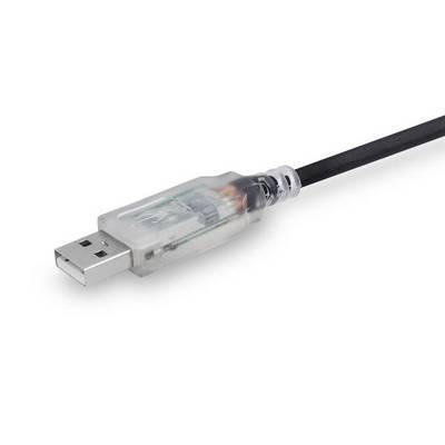 Detailní záběr konektoru kabelu USB Type-A s průhledným plastovým pouzdrem a černým kabelem na bílém pozadí.
