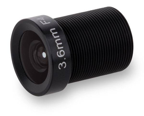 Černý objektiv fotoaparátu 3,6 mm s vroubkovaným válcovým tělem na bílém pozadí.