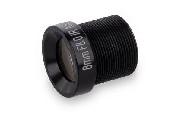Černá objektivní čočka fotoaparátu 8mm F8.0 IR se závitovým pouzdrem na bílém pozadí.