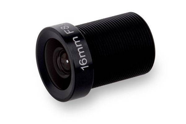 Černý objektiv kamery 16mm s závitovaným tělem na bílém pozadí.