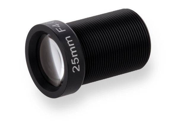 Černý objektiv fotoaparátu 25mm, zobrazený v detailním pohledu na bílém pozadí.
