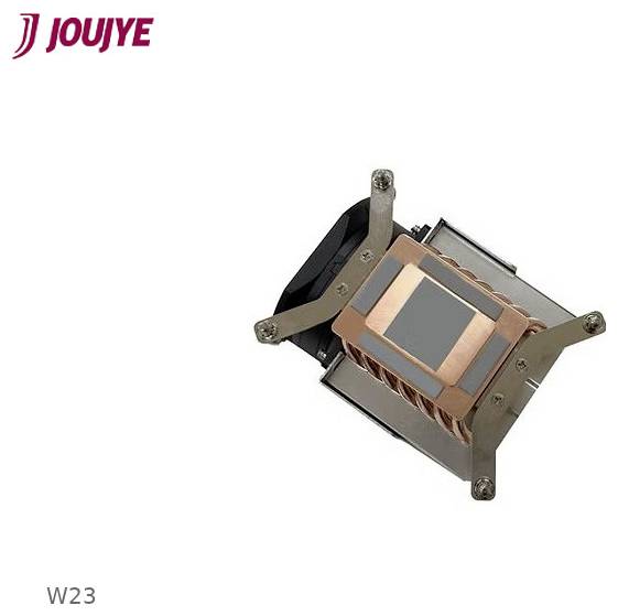 Produktová fotografie chladicího sestavení počítače Jouye W23 s měděnými tepelným trubicemi a čtvercovým kovovým montážním držákem na bílém pozadí.