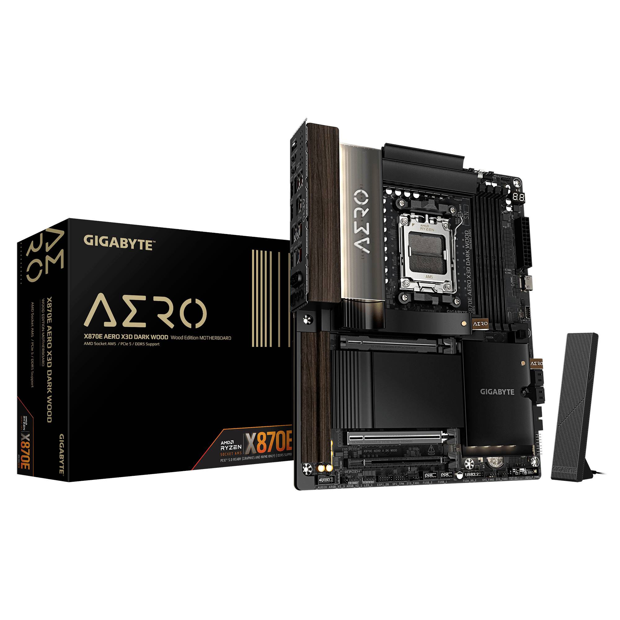 Deska Gigabyte AERO X870E AORUS zobrazená s prodejním balením a Wi-Fi anténou, která se vyznačuje obnaženou patici procesoru a chladičem se tmavými dřevěnými akcenty.
