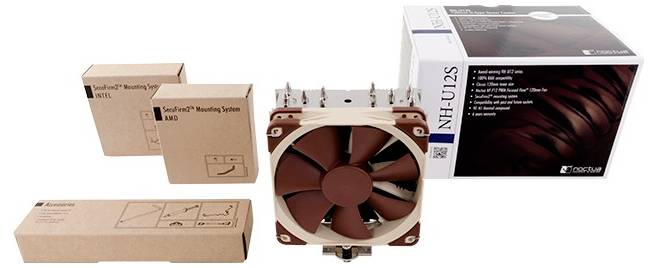 Chladicí ventilátor počítače zobrazený s obalovými krabicemi, včetně krabice Noctua NH-U12S a hnědých příslušenství kartonů.
