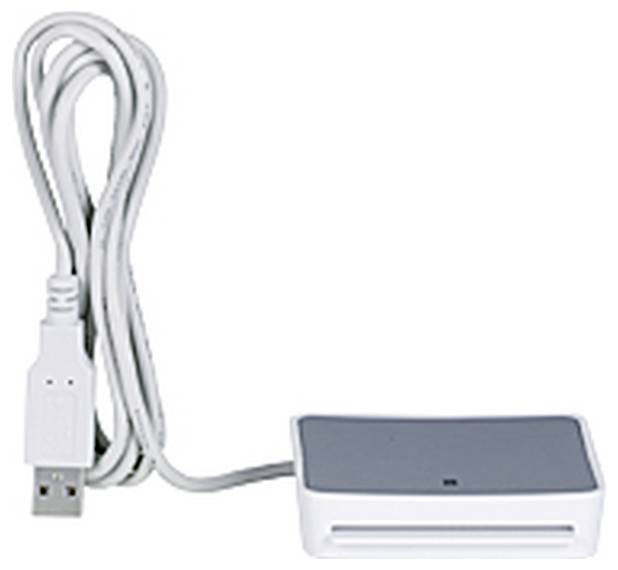 Čtečka USB karet s připojeným bílým kabelem a šedým zařízením na jednoduchém pozadí.