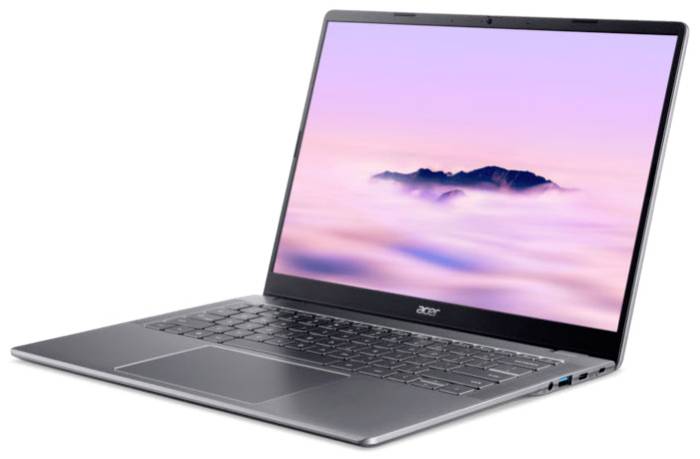 Stříbrný laptop Acer otevřený na bílém pozadí, na obrazovce je zobrazen růžová obloha a mlhavá horská tapeta.