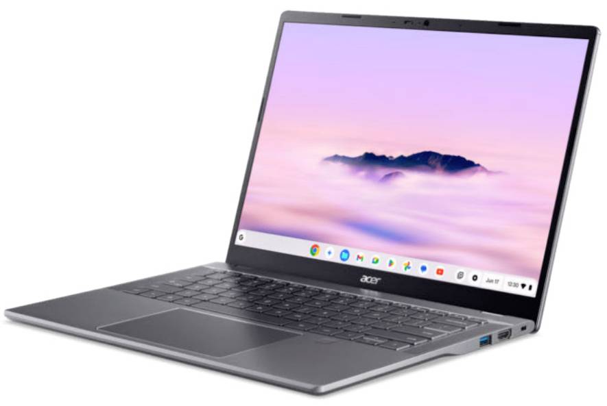 Stříbrný laptop Acer otevřený s tapetou růžové oblohy na obrazovce, zobrazený v trojčtvrtinném pohledu na bílém pozadí.