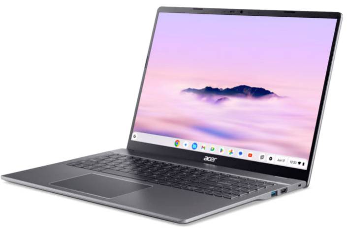 Otevřený laptop Acer na bílém pozadí, zobrazující nежnou růžovou krajinářskou tapetu na obrazovce.