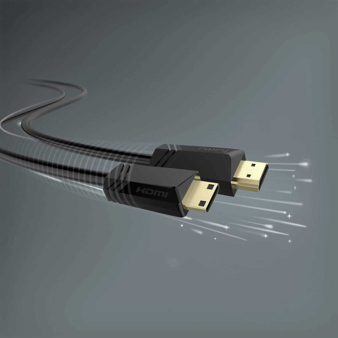 Dva HDMI konektory kabelů vycházející z černého kabelu na šedém pozadí, což naznačuje vysokorychlostní video připojení nebo přenos dat.