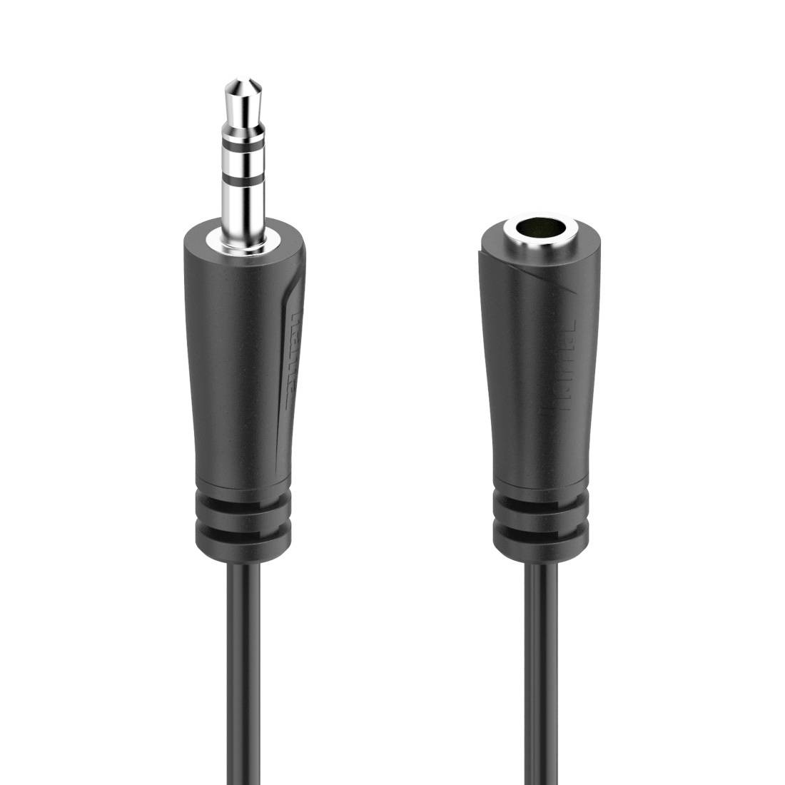 Detailní záběr na 3,5mm audio kabel s vidlicí na levé straně a odpovídajícím zásuvkou na pravé straně.