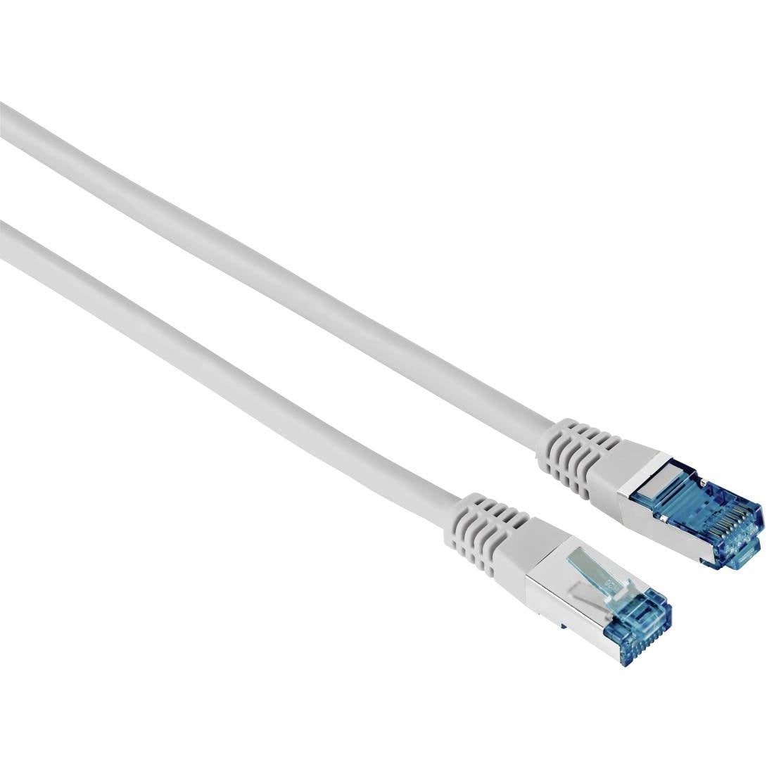 Dva bílé ethernetové kabely s modrými konektory RJ45 na jednobarevném bílém pozadí.