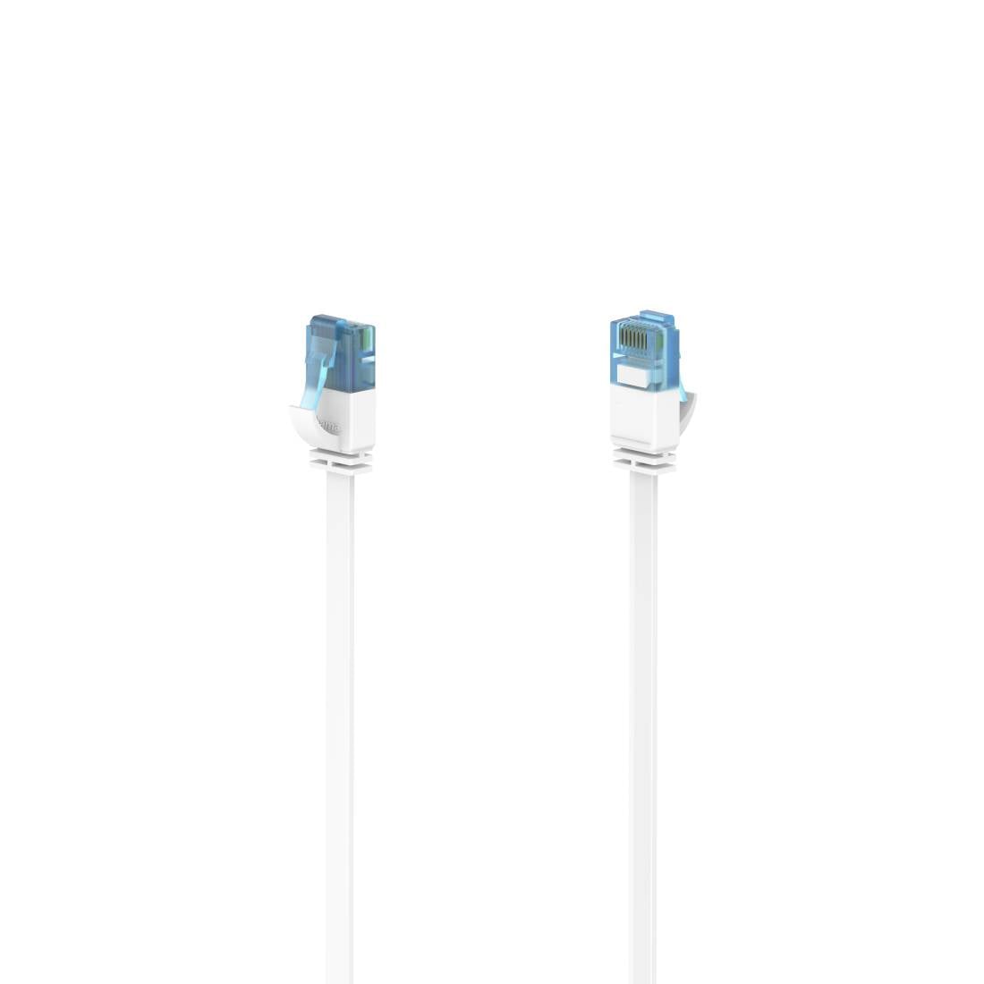 Dva bílé ethernetové kabely s modrými konektory RJ45 zobrazené vedle sebe na prostém bílém pozadí.