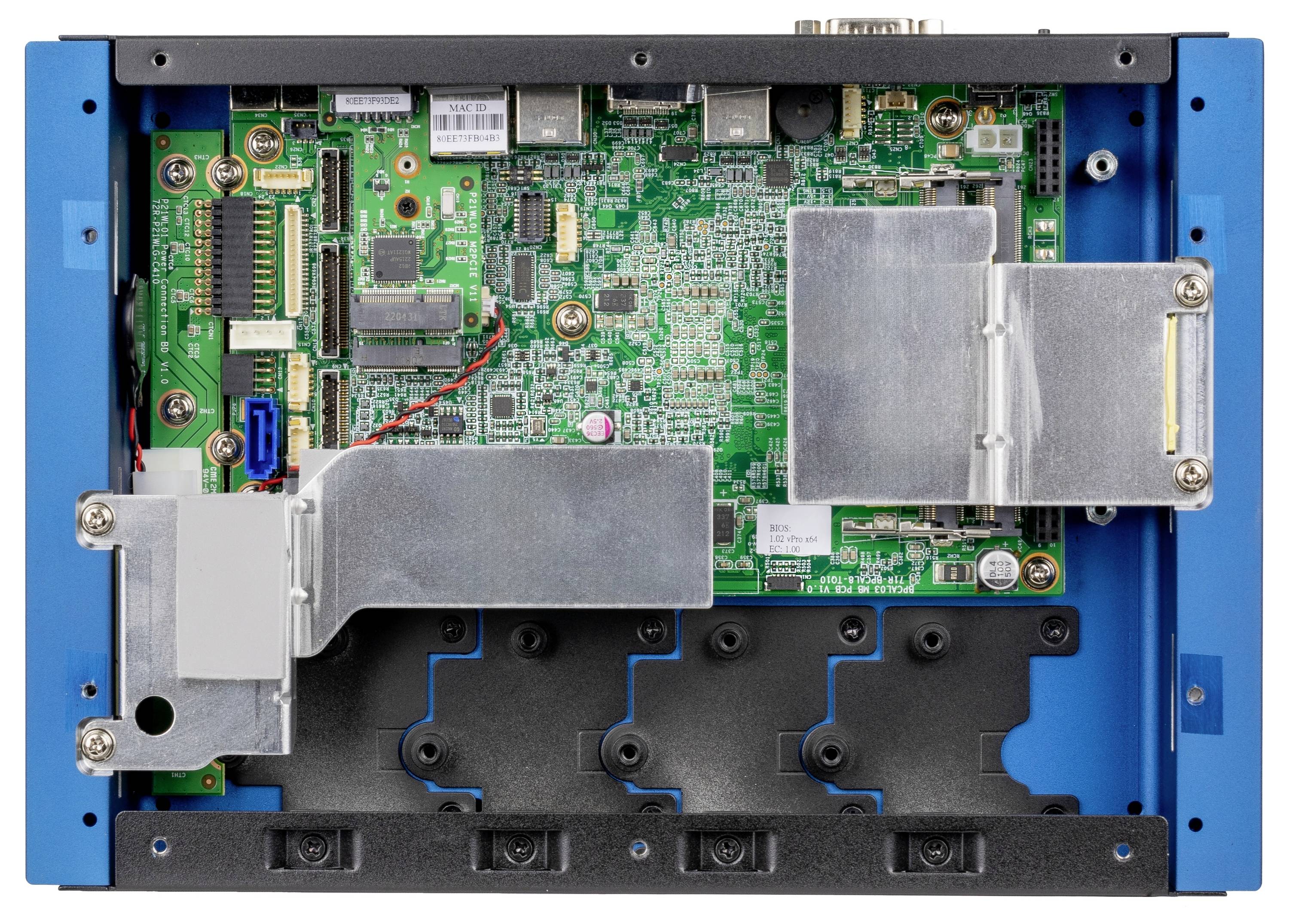 Interiér elektronického zařízení ukazující zelenou desku plošných spojů s kovovým stíněním, konektory a montážní držáky uvnitř modrého pouzdra.