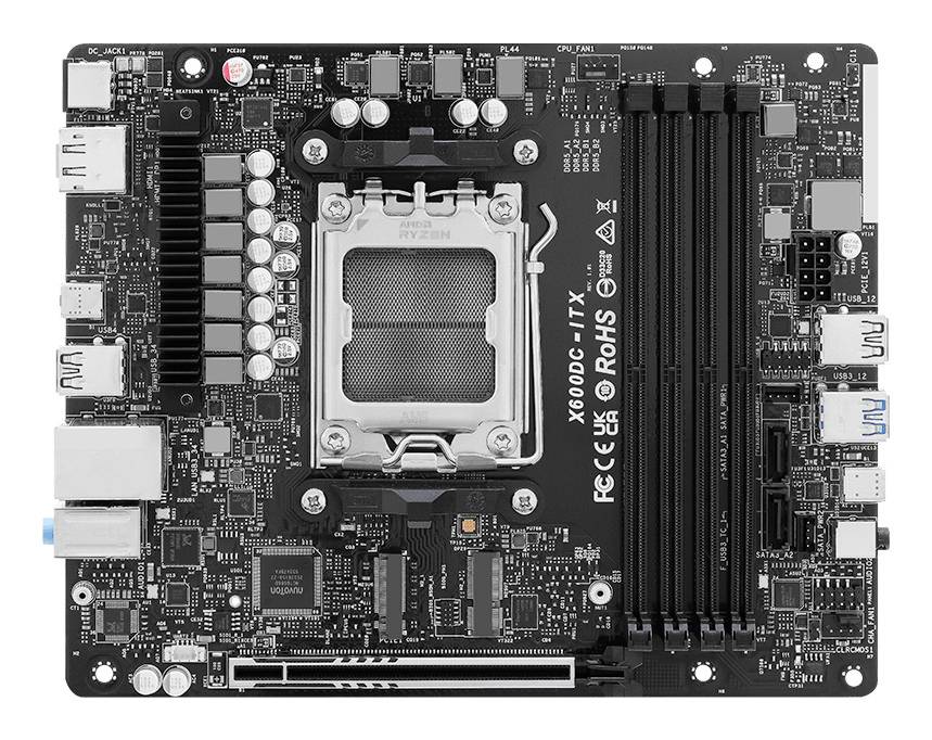 Počítačová základní deska se sokelem CPU, čtyřmi sloty RAM, rozšiřovacím slotem a viditelnými zadními porty V/V