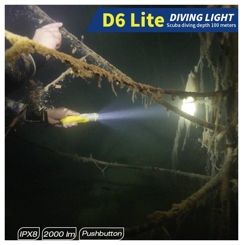 Potápěč používající žlutou svítilnu pod vodou v temné jeskyni; text zní 'D6 Lite DIVING LIGHT', 'Hloubka potápění se skubou 100 metrů', 'IPX8', '2000 lm', 'Tlačítko'.