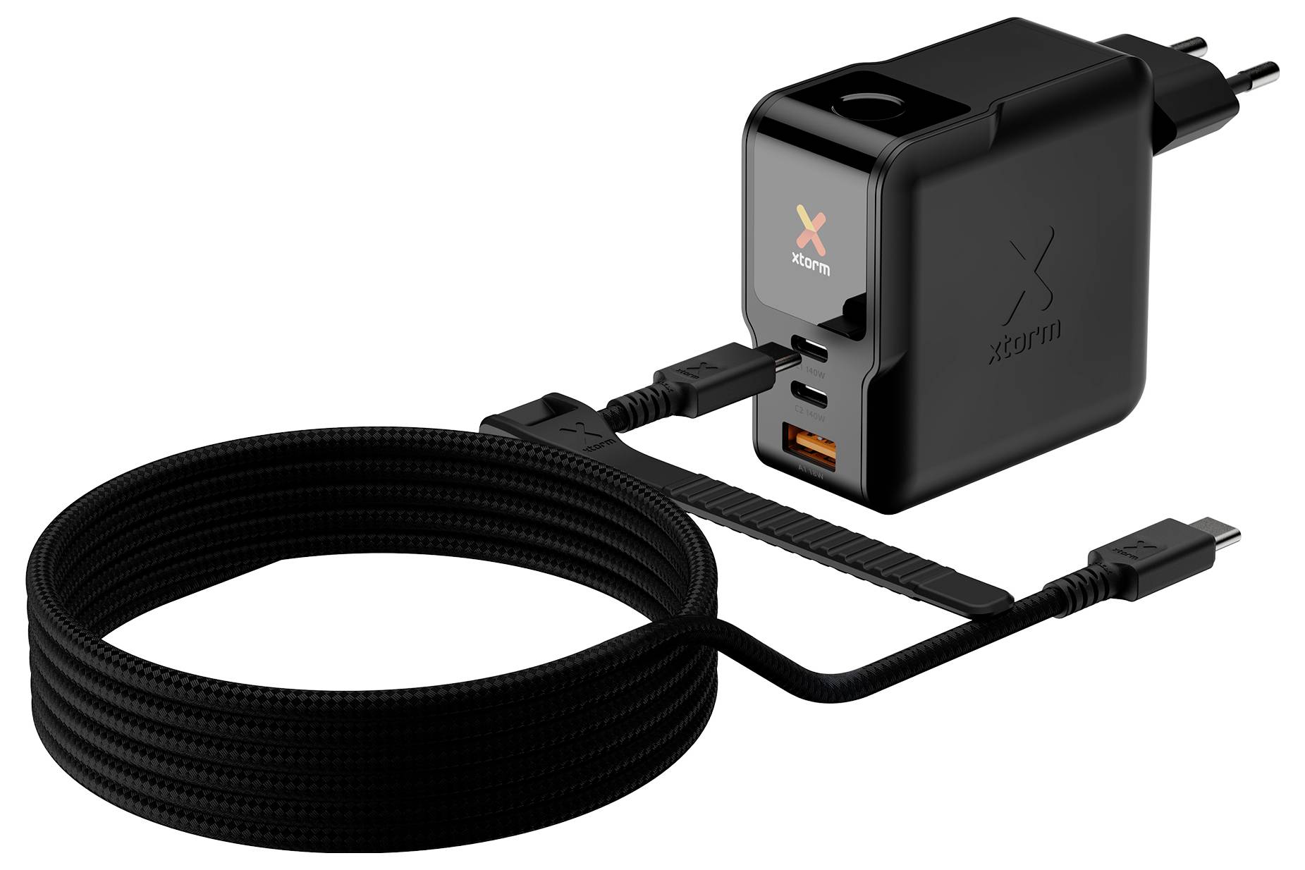 Černá USB nabíječka na stěnu s navinutým nabíjecím kabelem připevněným k ní, zobrazená na bílém pozadí.