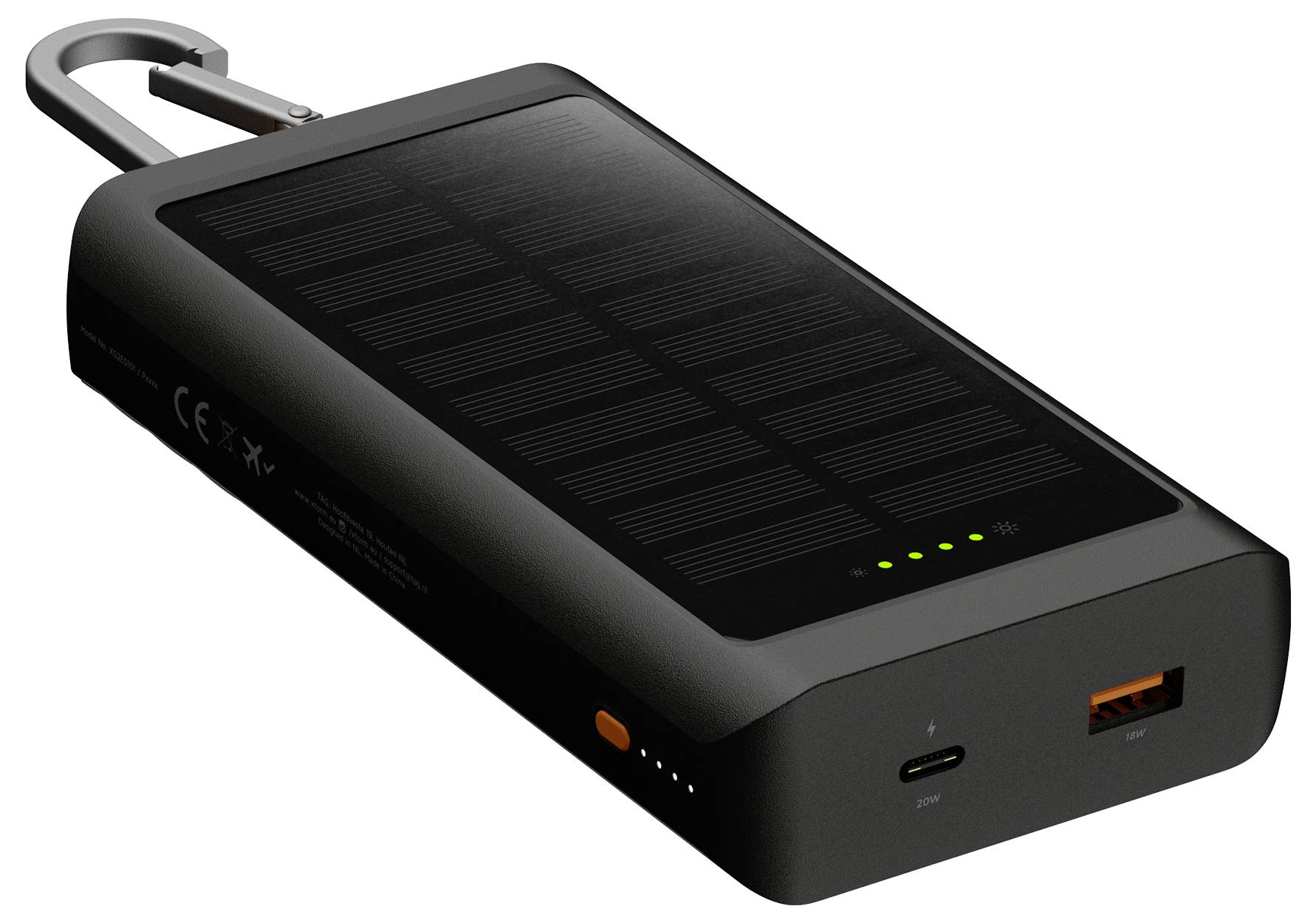 Černá solární powerbank s připojeným karabinou, zobrazující povrch solárního panelu, indikační světla baterie, porty USB-A a USB-C.