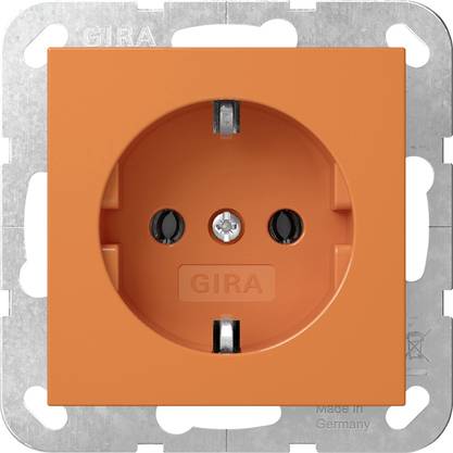 Oranžová elektrická zásuvka GIRA vložená do kovového rámu, zobrazena zepředu.