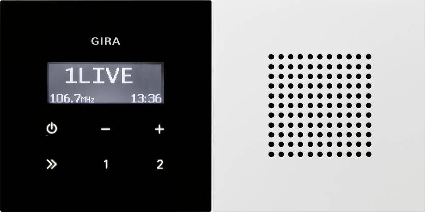 GIRA panel rádiového ovládání s malým displejem zobrazujícím '1LIVE', 106,7 MHz a 13:36, plus tlačítka napájení, mínus, plus a tlačítka předvoleb
