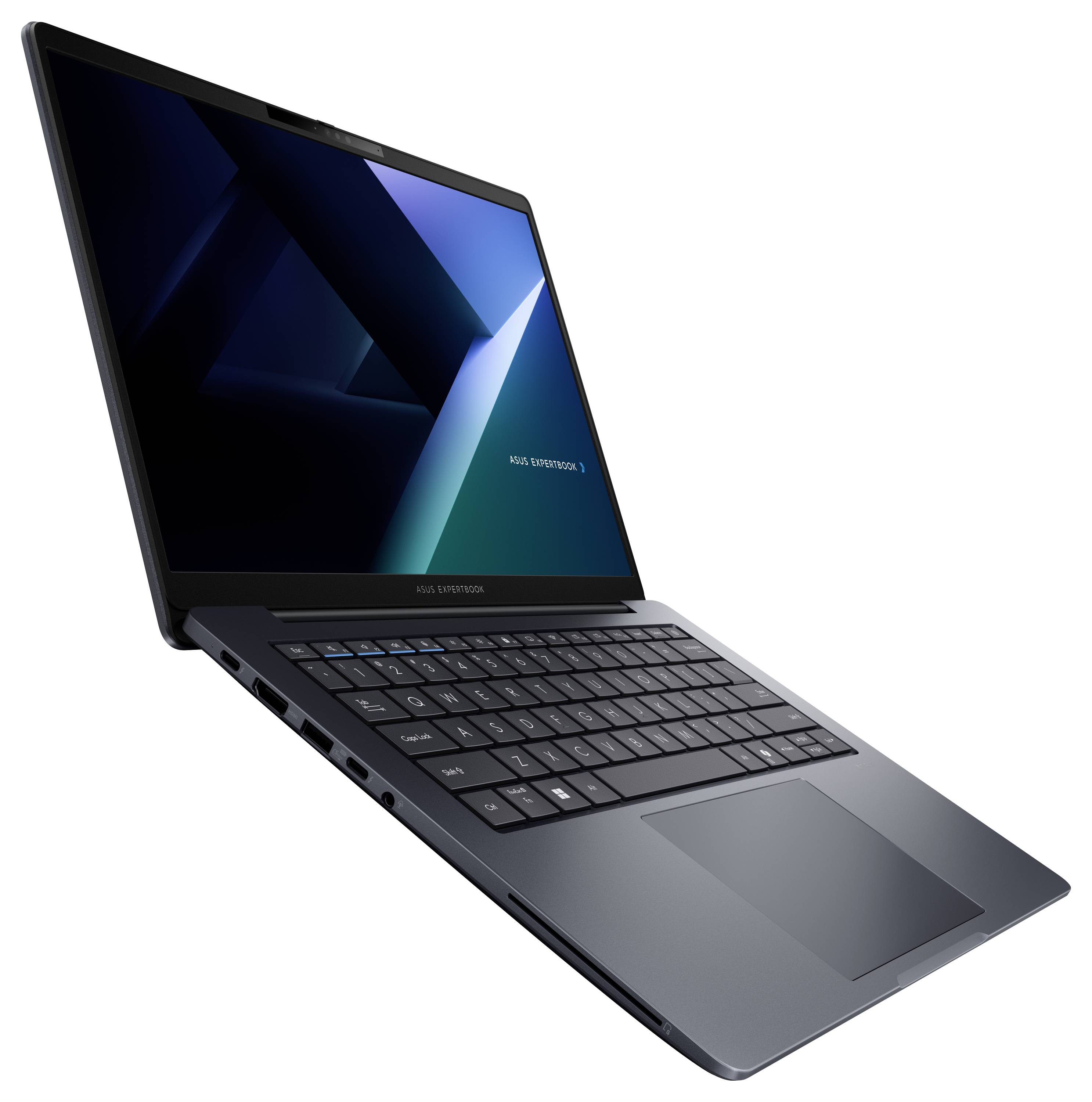 Otevřený tmavě šedý notebook zobrazený v úhlu na bílém pozadí, se zapnutou obrazovkou a viditelnou klávesnicí.