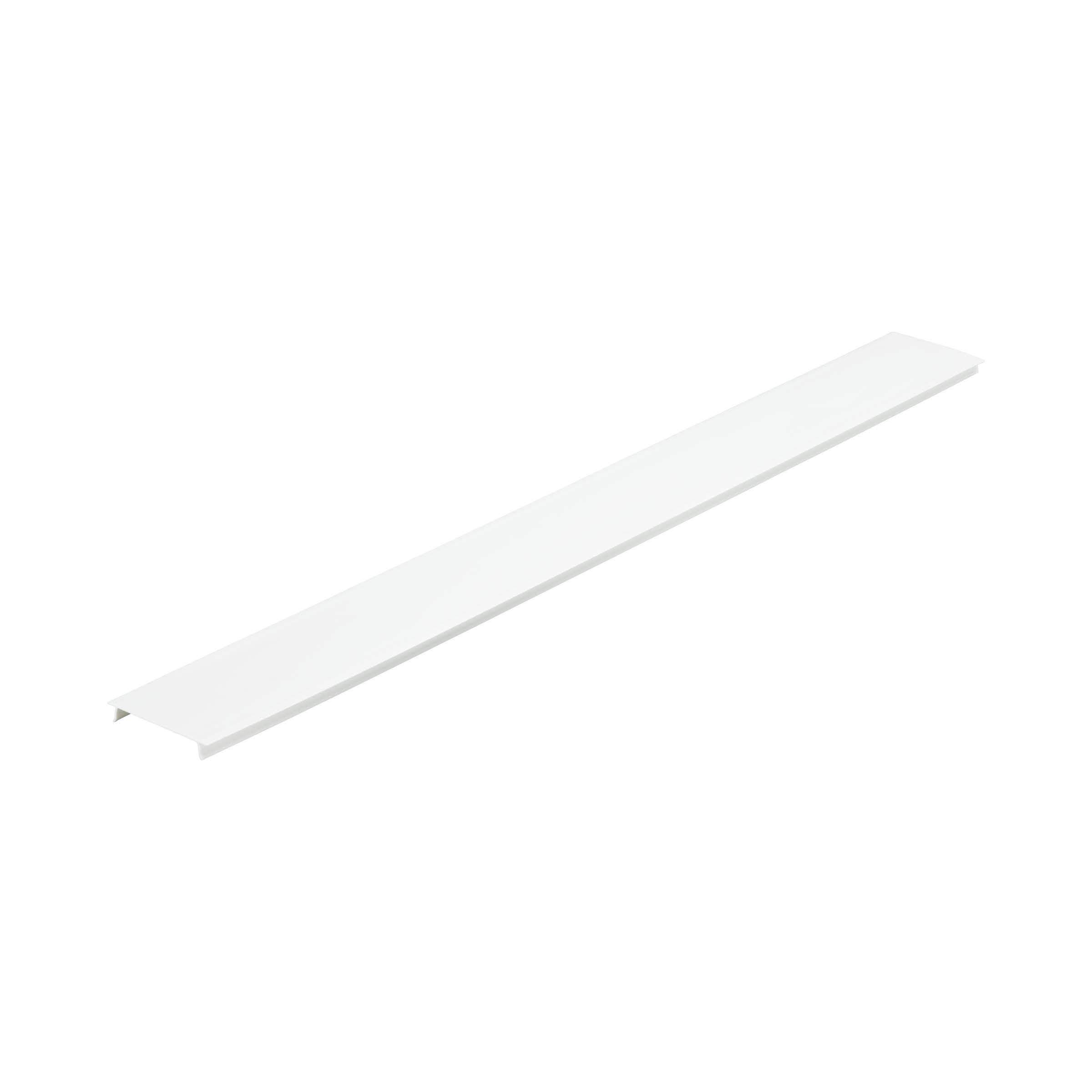Bílá podlouhlá kovová lišta nebo ozdobný pás zobrazený diagonálně na prostém bílém pozadí.