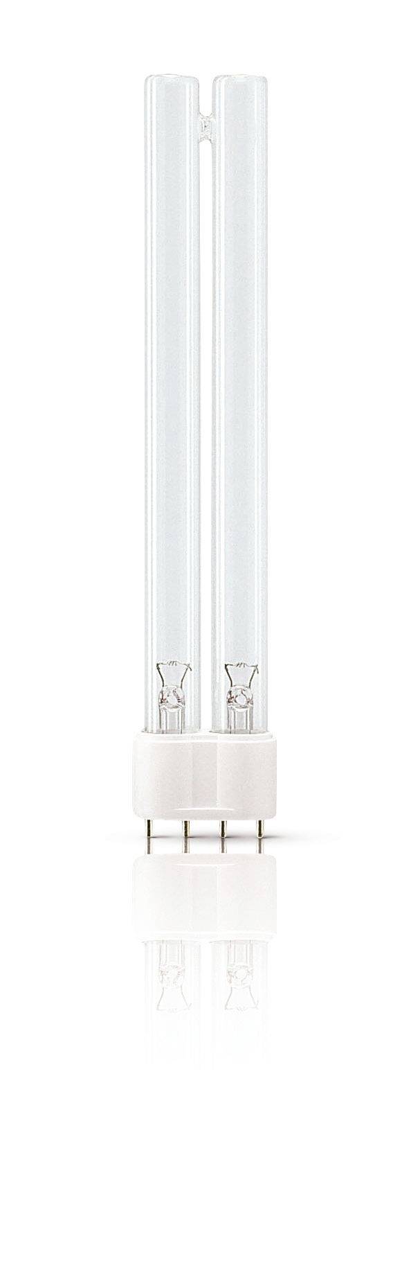 Dva štíhlé zářivkové trubicové lampy v bílém dvojitém držáku se viditelnými kovovými kolíky, zobrazené na jednobarevném bílém pozadí.