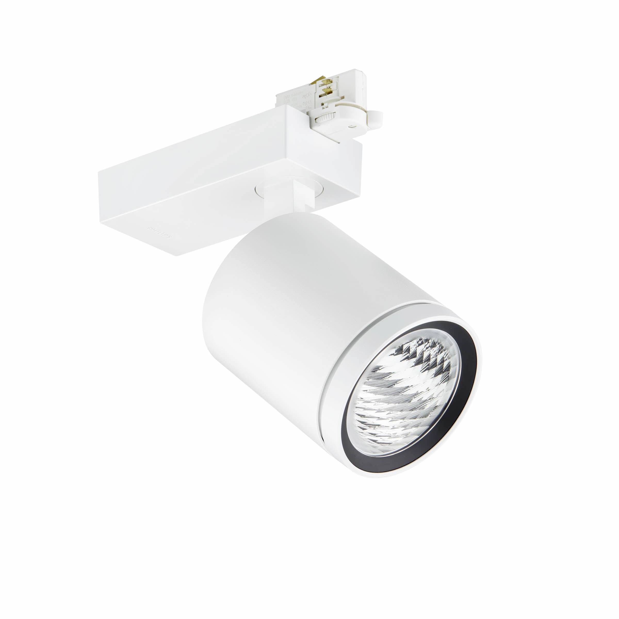 Bílý válcový reflektorgProjector s kulatou hlavicí namontovaný na bílé stropní kolejnici, nakloněný dolů, aby osvětlil prostor.
