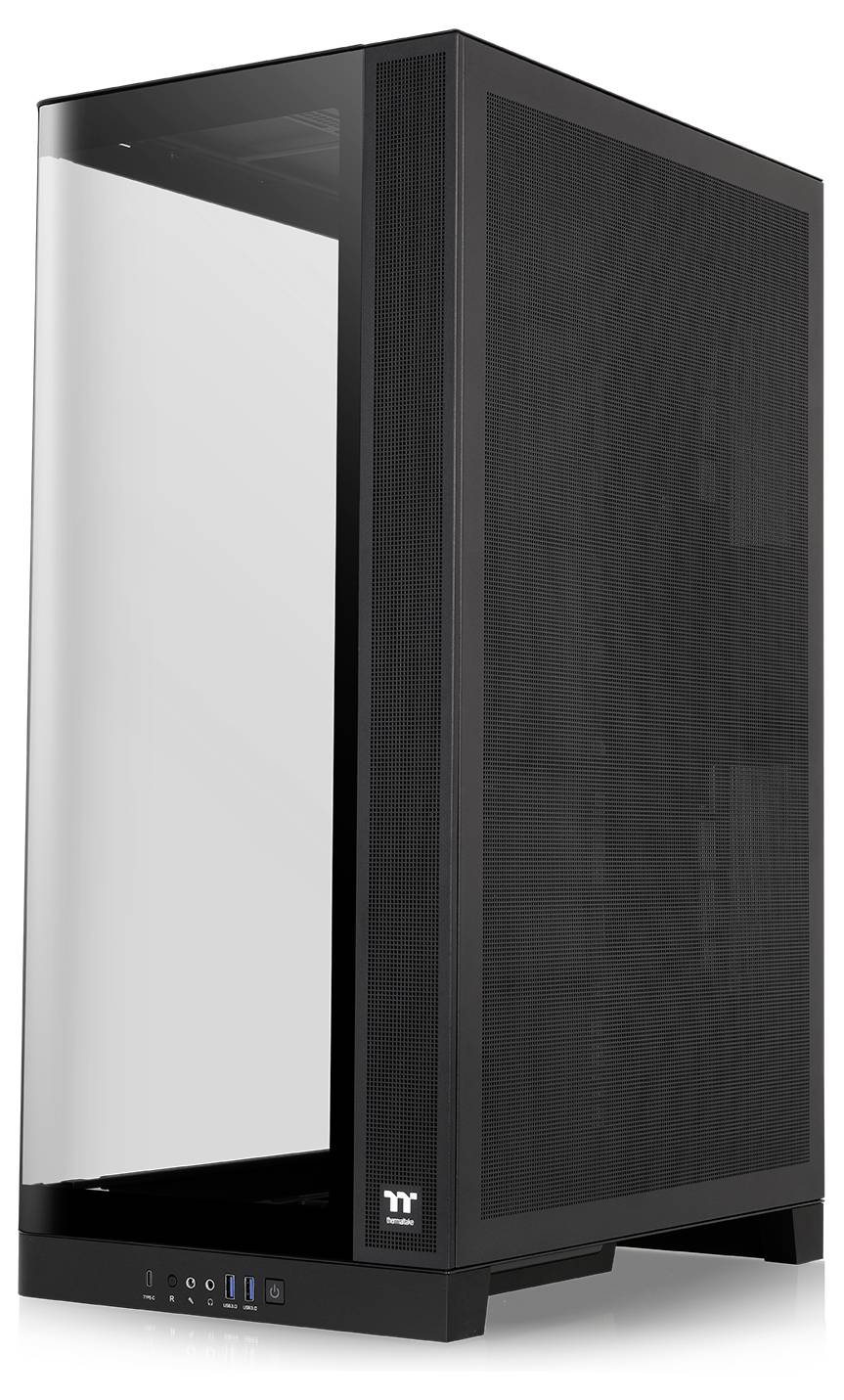 Černá středněvelká počítačová skříň s panelem z tvrzeného skla na boku a síťovanou přední částí, přední porty I/O umístěné v dolní části.