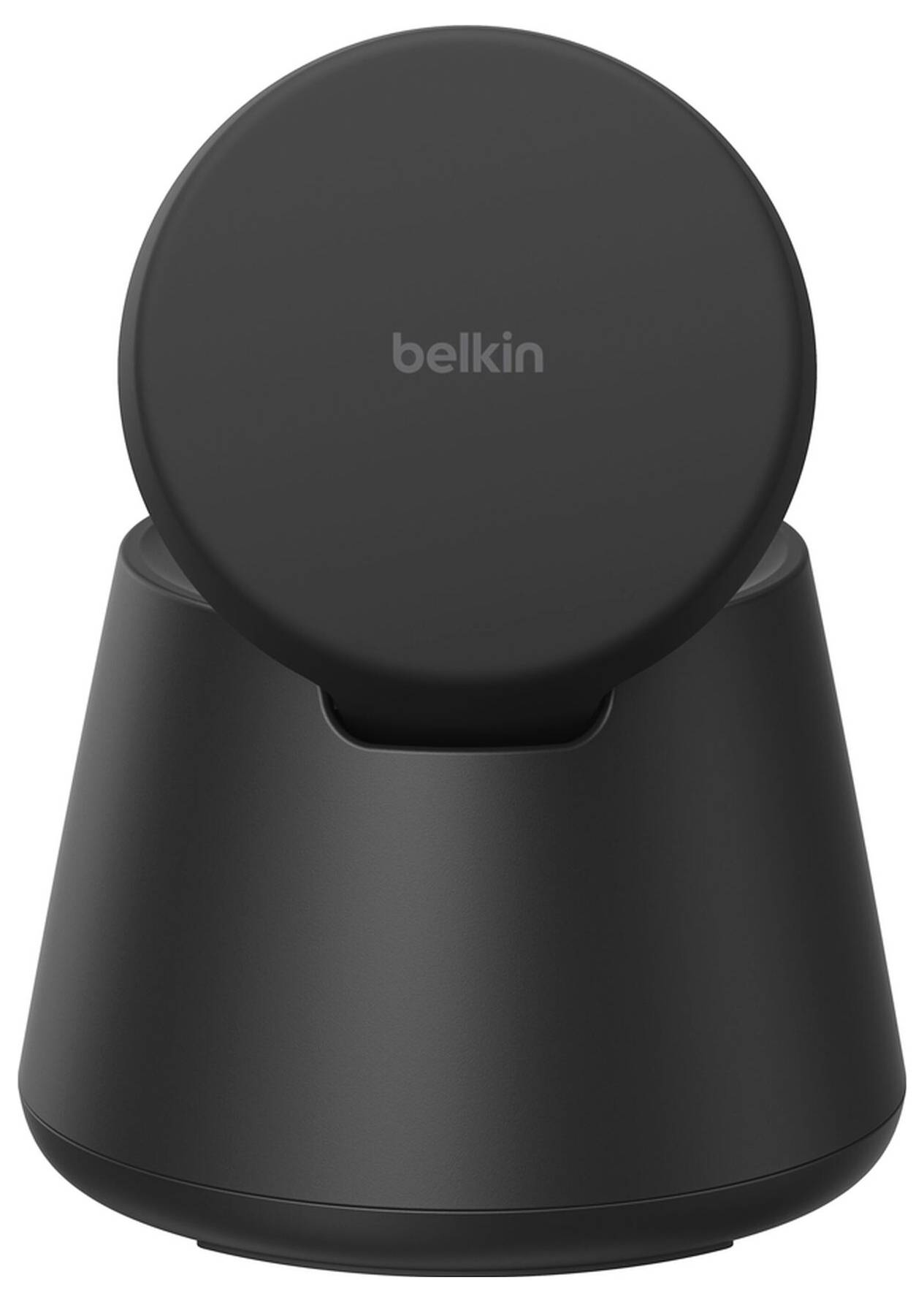 Černý bezdrátový nabíjecí stojan Belkin s kruhovou nabíjecí podložkou na zužujícím se podstavci, zobrazený z přední strany na bílém pozadí.