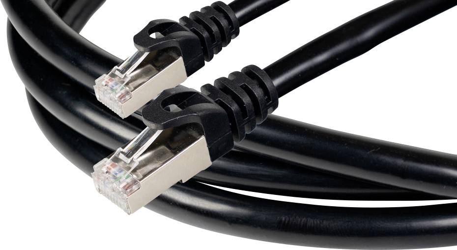 Dva černé ethernetové kabely s konektory RJ45, zobrazené na bílém pozadí.