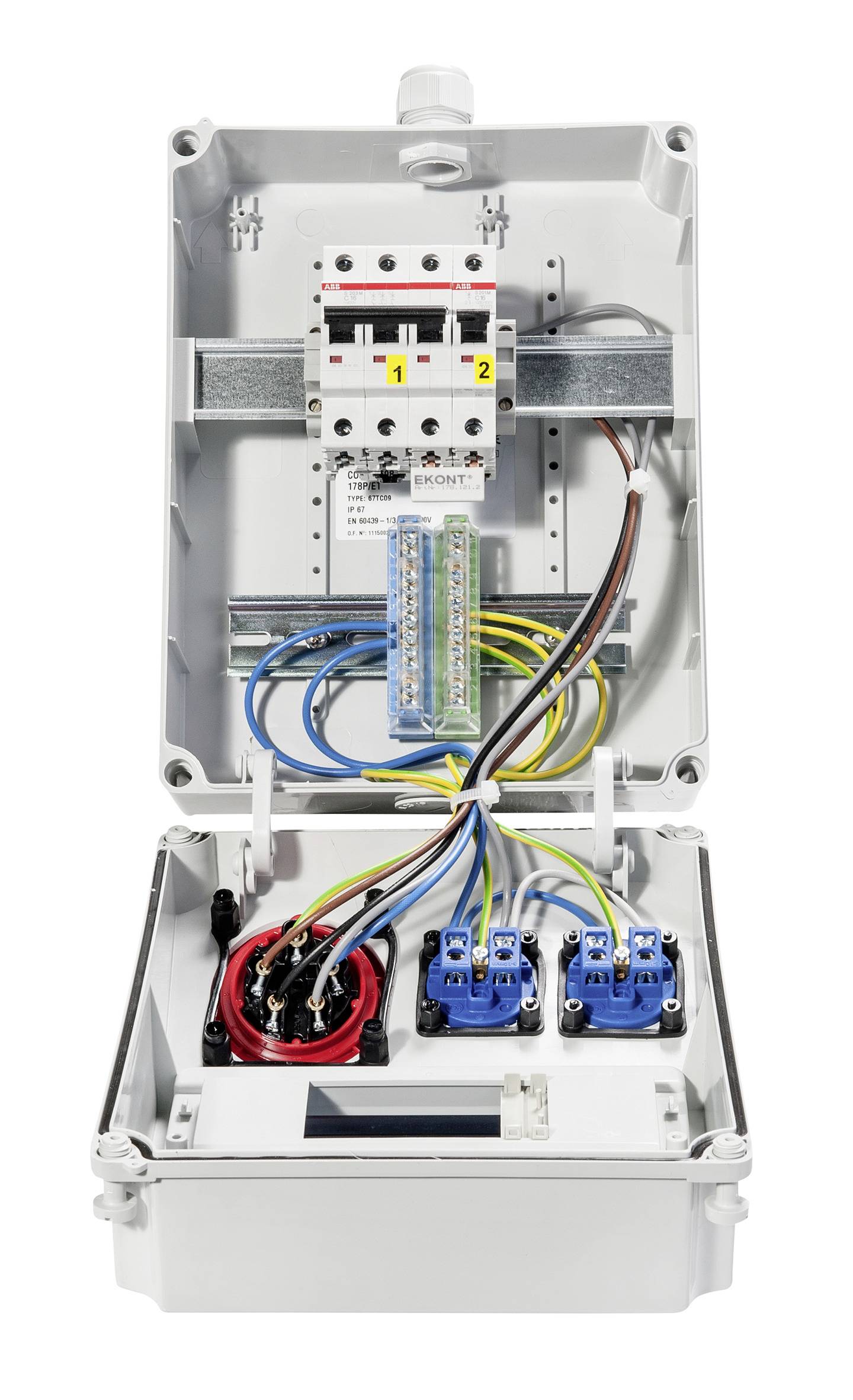 Otevřený elektrický rozvaděč s jističi, svokovými bloky a zapojené komponenty namontované v šedé skříni.