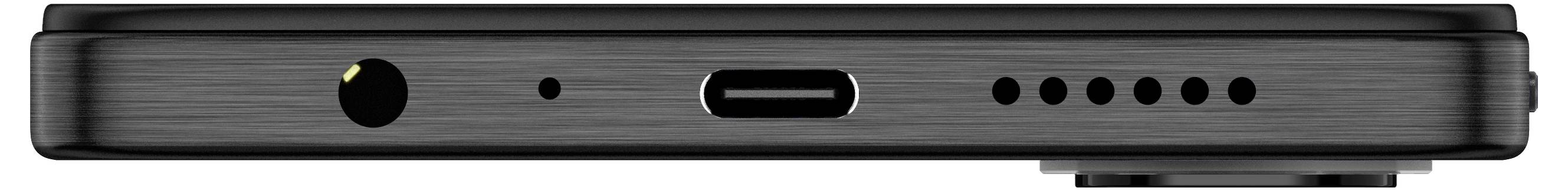 Boční pohled na okraj černého notebooku zobrazující port USB-C, zásuvku pro sluchátka, malý otvor mikrofonu a ventilační otvory.