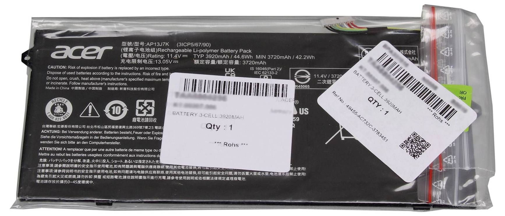 Bateriový balíček notebooku Acer v plastovém obalu se dvěma штريčkovými štítky produktu na vrcholu.