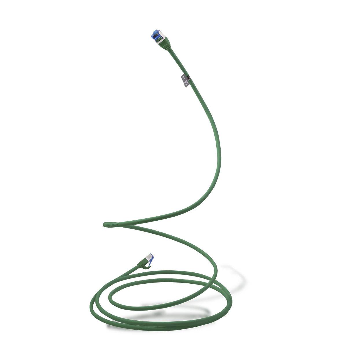 Zelený ethernetový kabel stočený do spirály s konektory RJ45 na obou koncích.