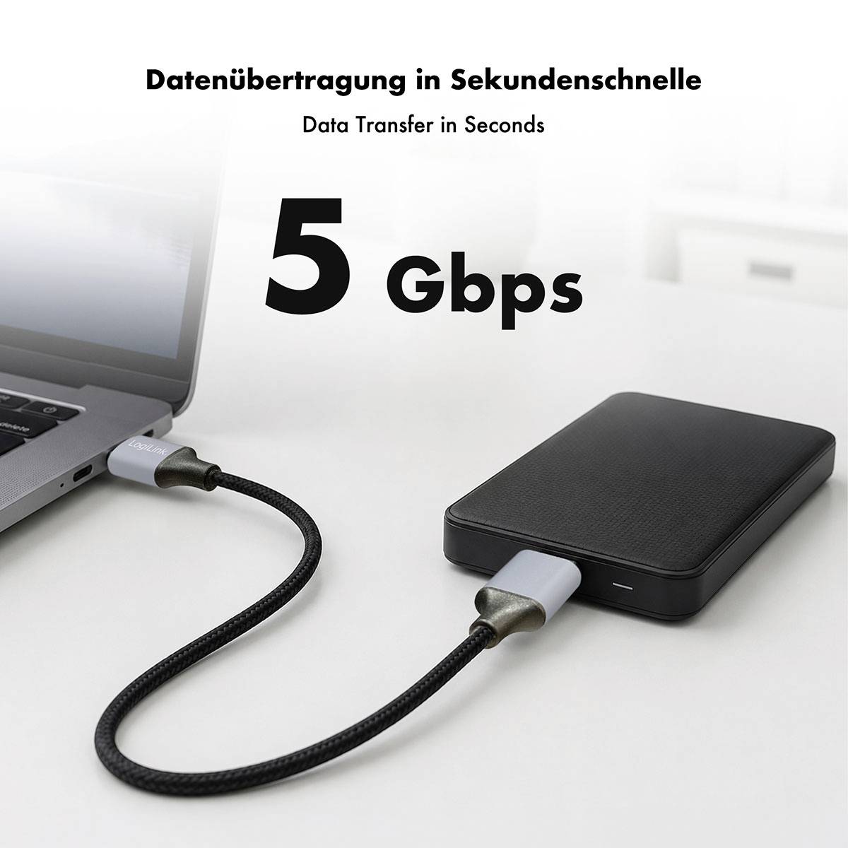 Přenosná jednotka připojená k notebooku kabelem se zvýrazněním „5 Gbps" a textem „Přenos dat za sekundy."