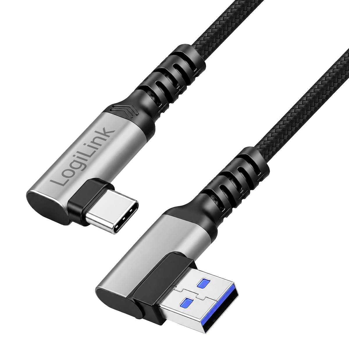 USB-C na USB-A pletený kabel se stříbrnými a černými konektory, zobrazený na bílém pozadí