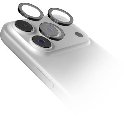 Detailní záběr na zadní fotoaparát stříbrného smartphonu se čtyřmi čočkami, zobrazený v úhlu na bílém pozadí.