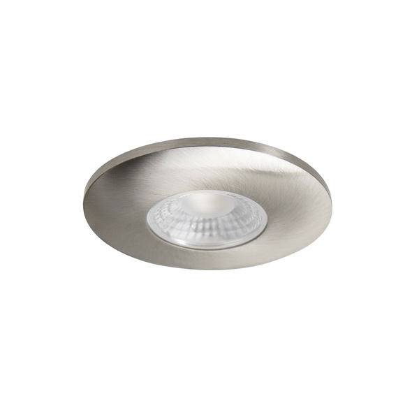 Kulatá stropní zapuštěná lampa z kartáčovaného kovu se středovým matným čočkou na bílém pozadí.
