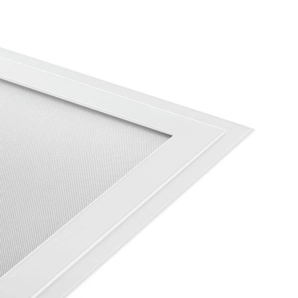 Detailní záběr na rohový kout bílého obdélníkového rámu obklopujícího strukturovaný průsvitný panel na neutrálním bílém pozadí.