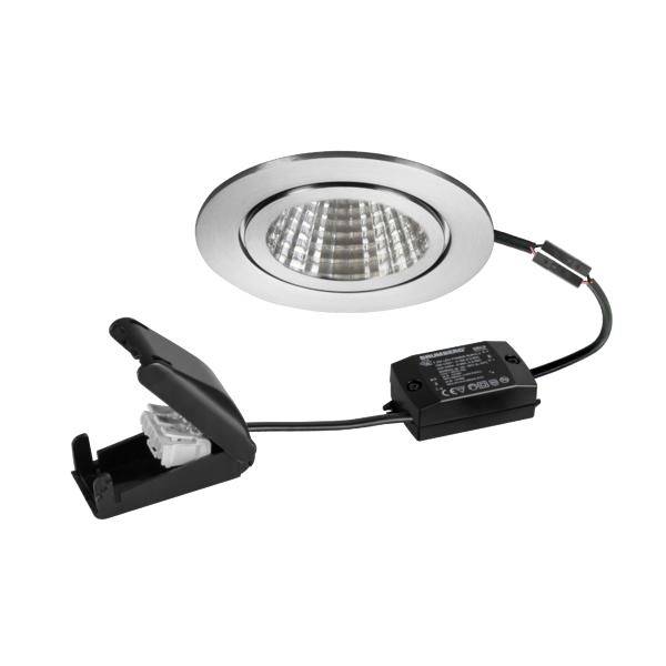 Vestavné LED svítidlo s stříbrným obvodovým kroužkem, připojené k černému ovladači a upevňovací hardware se svěrací sponou.