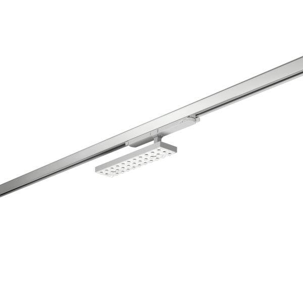 Minimalistické stropní kolejnicové světlo s obdélníkovým reflektorem visuícím ze stříbrné lišty na bílém pozadí.